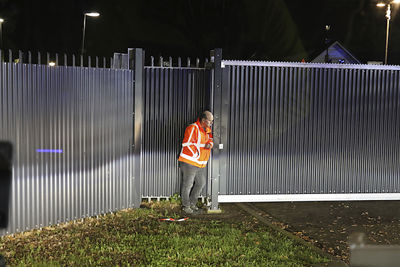 Als deze meneer de poort open doet, kunnen we gaan. © De Brouwer