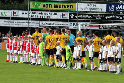 Beide ploegen presenteren zich. © SV Ajax