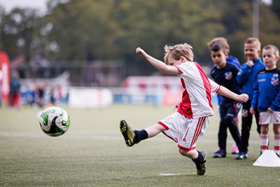 Geef die bal maar een loei. © Pro Shots