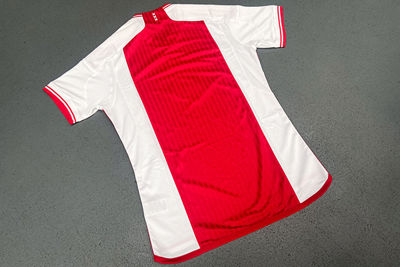 Een blik op de achterkant van het shirt. © Ajax Life