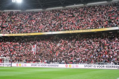 De tribunes kleuren wit-rood-wit. Fijn! © SV Ajax