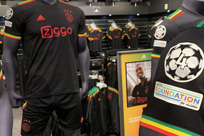 Er wordt in de Fanshop de hele dag reggaemuziek gedraaid, zo hoorden we. © Ajax Life