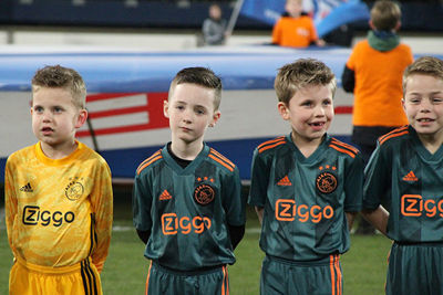 Kijk die guitige koppies. Worden we blij van! © Ajax Kids Club