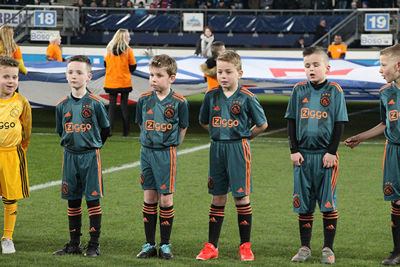 Keurig op een rijtje, wachtend op dingen die komen gaan. © Ajax Kids Club