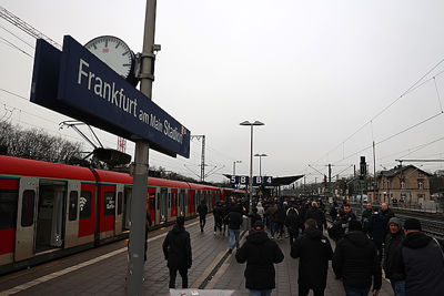 Over het spoor richting het Deutsche Bank Park. © De Brouwer