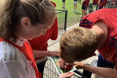 En een handtekening op een eerder genomen foto. Prima! © Ajax Life