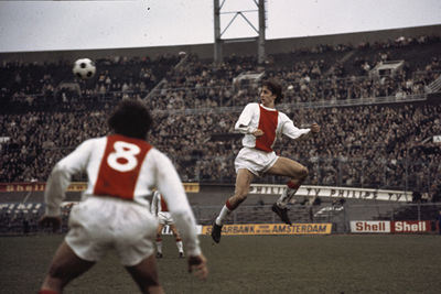 Een klassiek shirt, het Olympisch en Cruijff. Mooier wordt het niet. © SV Ajax