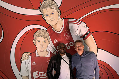 Streetartist Adegite met de vader van De Ligt. © SV Ajax