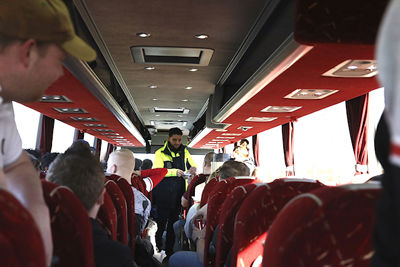 In de supportersbussen worden de kaartjes uitgedeeld. © De Brouwer