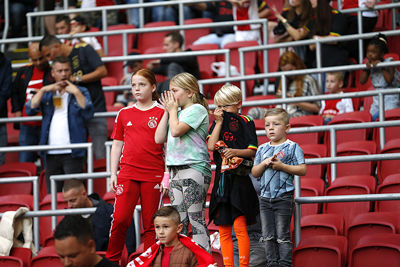 De jeugd heeft de toekomst. Op het veld en op de tribunes. © De Brouwer