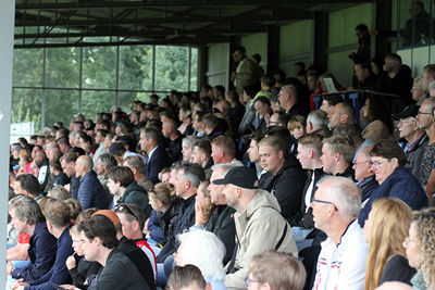 Ook de tribune zit tjokvol. © SV Ajax