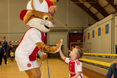 Lucky deelt de nodige high-fives uit. © Pro Shots