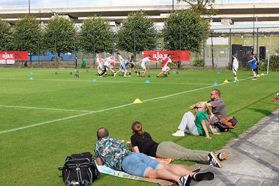 De ouders kijken toe vanaf de zijlijn. © De Brouwer