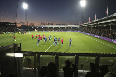 De avond is gevallen en de Ajacieden danken het uitvak voor de steun. © De Brouwer