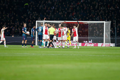 Rensch ligt aangeslagen op het veld. © De Brouwer