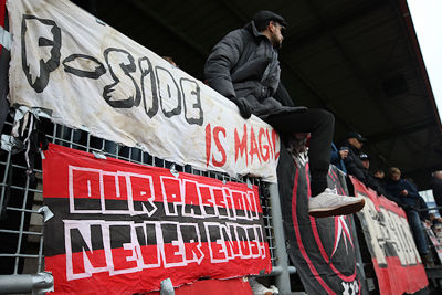 Natuurlijk helpen we graag andermans stadion net iets mooier te maken. © De Brouwer