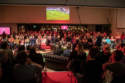 Genieten van heerlijke Ajaxfragmenten op de grote schermen. © Pro Shots