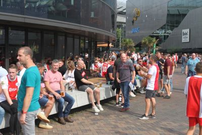 Het is al vroeg druk op de Johan Cruijffboulevard. © SV Ajax