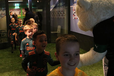 Lucky was er niet, maar een handje van mascotte Groby is ook leuk. © Ajax Kids Club