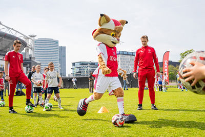 Onze vrolijke lynx trapte gezellig een balletje mee. © Pro Shots