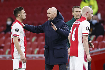 Ajax wankelt hier en daar en dus moeten klokken gelijk gezet worden. © Pro Shots