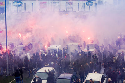 Zij rennen allemaal richting de Ajaxbus voor handtekeningen. © Pro Shots