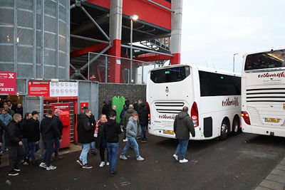 Bussie zoeken en zonder files terug naar huis. © De Brouwer