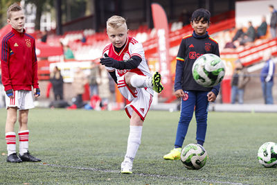 Oei, die bal krijgt een loei! © Pro Shots