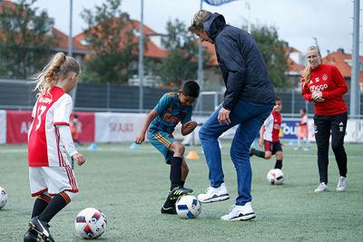 Laat Van der Sar zich hier de bal afsnoepen? © De Brouwer