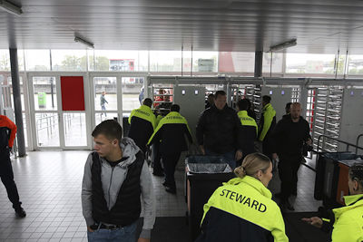 750 Ajacieden maken zich op voor de busreis naar Alkmaar. © De Brouwer