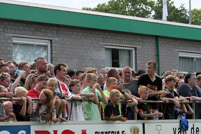 Gezellige drukte op Sportpark Bovenmolen. © SV Ajax