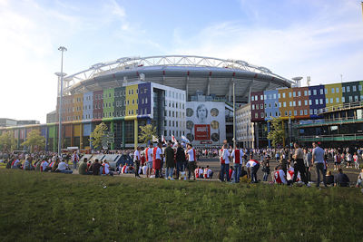 Een wit-rood-witte Johan Cruijffboulevard. Dat zien we graag! © De Brouwer