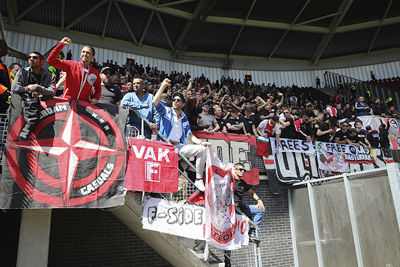 De meegereisde Ajacieden zijn vocaal de baas in Alkmaar. © De Brouwer