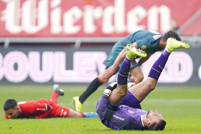 ENSCHEDE, 01-12-2019 , Stadium Grolsch Veste, season 2019 / 2020 . Dutch Eredivisie Football. Klaas Jan Huntelaar scores 2-5, during the game FC Twente - Ajax 2-5. FC Twente goalkeeper Joel Drommel  is beaten