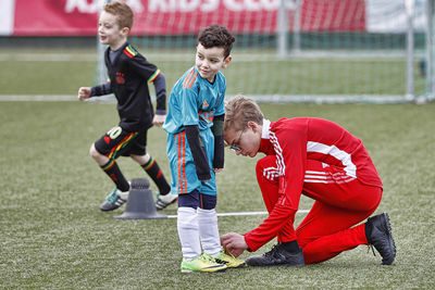 De Ajaxtrainers schieten te hulp waar nodig. © Pro Shots