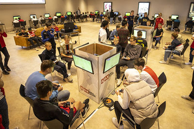 De Wenenzaal is het strijdtoneel voor een dag vol digitale voetbalactie. © Pro Shots