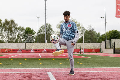 Het duo begon met een potje voetvolley. © Pro Shots