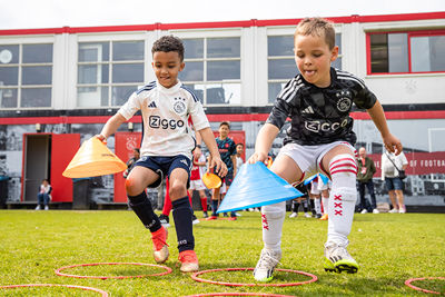 Tong uit de mond, net als Donny van de Beek. © Pro Shots