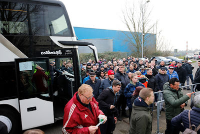 Bus spuugt uitfans uit en die willen graag naar binnen. © De Brouwer