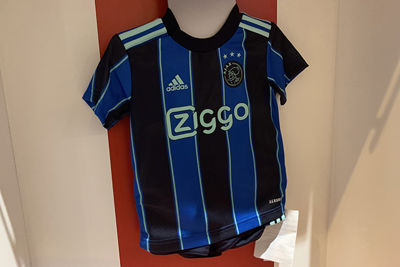 En met kleine shirts, bedoelen we ook kleine shirts. Zoals deze mini-kit. © Ajax Life