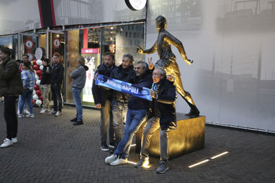 Italianen laten zich vereeuwigen met Cruijff. © De Brouwer