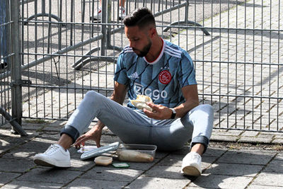 Nog even snel wat eten wegwerken. © SV Ajax