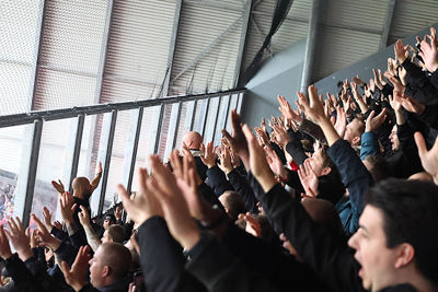 Handen in de lucht voor ons aller Ajax. © De Brouwer