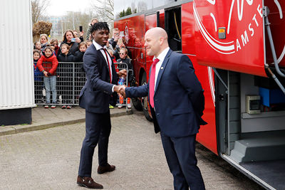 Traoré is een keurig opgevoed baasje, handje voor de chauffeur. © De Brouwer