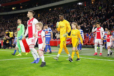 En dan het veld op in een uitverkocht stadion. Pff, wat een belevenis! © De Brouwer