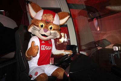 Lucky parkeert de spelersbus van Ajax in Afas Live. © De Brouwer