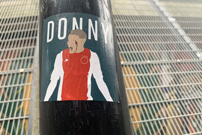 Raak koppen tegen Molde leverde Donny deze sticker op. © Ajax Life