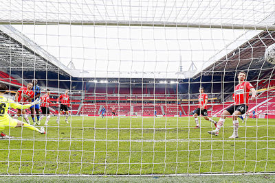 Hangen! Brobbey weet wel hoe je een voorzet van Tadic moet inschatten. © Pro Shots