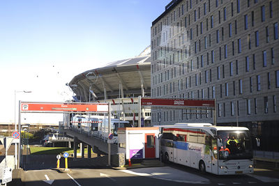 De vierhonderd Ajacieden volgen iets later met veel meer bussen. © De Brouwer