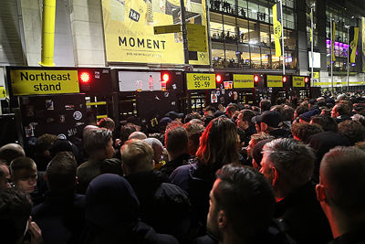 Supporters bij de poortjes. Vroege vogels kwamen makkelijk binnen. © De Brouwer